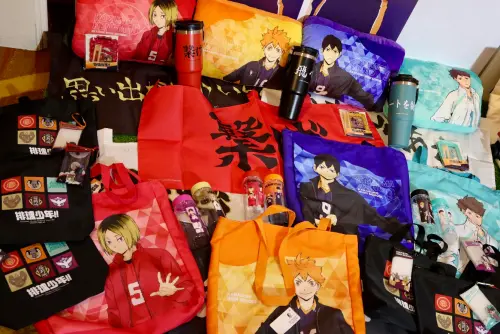 排球少年限定款,含提袋、冷水瓶、短門簾、透明小包(6種圖案:烏野、音駒、青葉城西、梟谷、稻荷崎、白鳥澤)。(圖/記者朱永強攝) ▲排球少年限定款,含提袋、冷水瓶、短門簾、透明小包(6種圖案:烏野、音駒、青葉城西、梟谷、稻荷崎、白鳥澤)。(圖/記者朱永強攝)