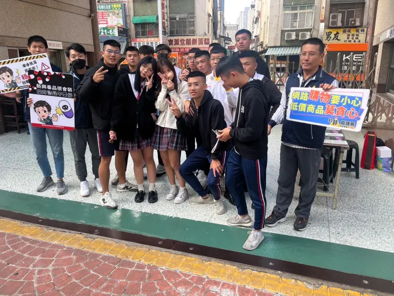▲高雄市少年警察隊犯罪預防宣導團隊向下扎根，前往樹德家商園遊會現場擺設攤位執行識詐、反毒宣導。（圖／高市少年隊提供）
