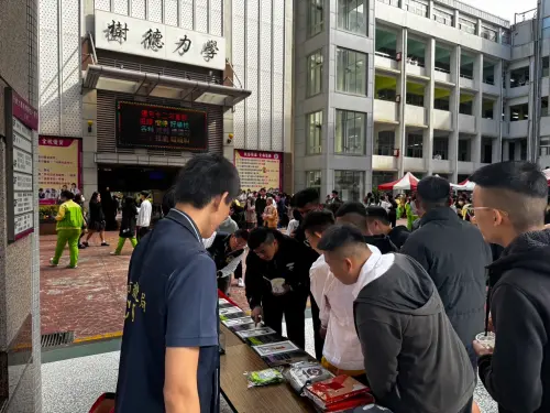 ▲高雄市少年警察隊犯罪預防宣導團隊前往樹德家商園遊會現場擺設攤位，用仿真毒品讓學生能夠辨識毒品的危害性。（圖／高市少年隊提供）