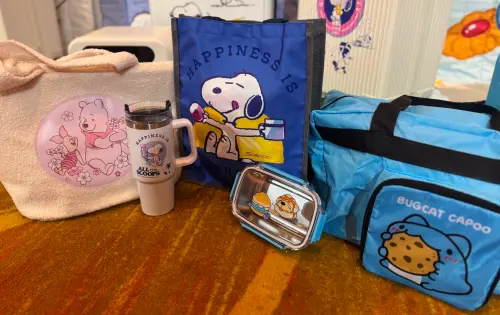 499元福袋有5種商品組合,提袋加冰霸杯或不鏽鋼便當盒。(圖/記者鍾怡婷攝) ▲499元福袋有5種商品組合,提袋加冰霸杯或不鏽鋼便當盒。(圖/記者鍾怡婷攝)