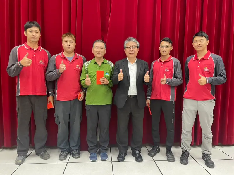 ▲環保局長陳宏益頒贈環保英雄特殊重大拾金不昧及為民服務特殊事蹟表揚(圖／環保局提供)