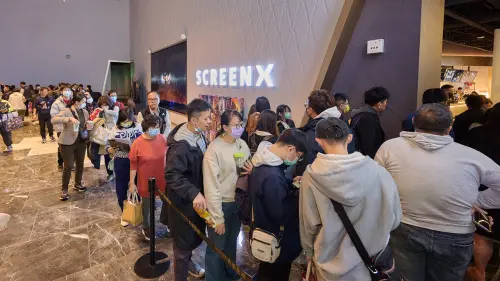 ▲秀泰影城全台第七座的ScreenX影廳進駐高雄岡山秀泰，吸引眾多觀眾前往體驗。（圖／秀泰影城提供）