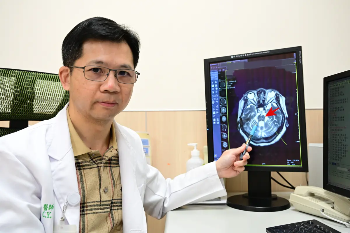 ▲患者腦部MRI影像出現腦幹異常萎縮與獨特的「熱十字麵包徵候」異象，研判是「多發性系統萎縮症」惹禍(圖／醫院提供2024.12.19)