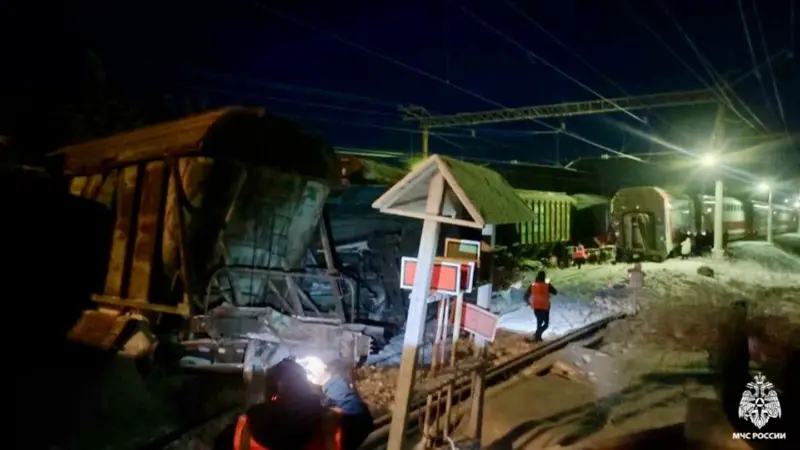 ▲俄羅斯一列客運列車與一列貨運列車在18日下午相撞，目前已知造成2死。（圖／擷取自美聯社影片／Russian Emergencies Ministry）