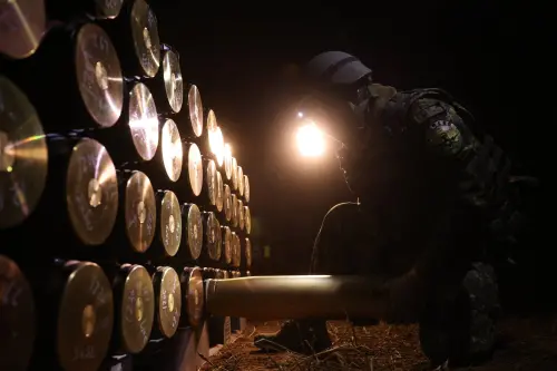 澎防部鎮疆操演前實施各式彈藥整補檢查 ▲澎防部鎮疆操演前實施各式彈藥整補檢查。(圖/澎防部提供)