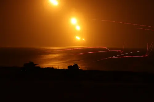 各式戰甲車依據狀況迅速進入戰術位置,並在接到命令後實施射擊 ▲各式戰甲車依據狀況迅速進入戰術位置,並在接到命令後實施射擊。(圖/澎防部提供)