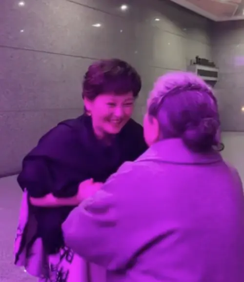 ▲李明啟（右）在活動現場見到徐帆（左），對方激動地握住她的雙手問候。（圖／微博）