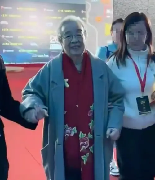 ▲李明啟看起來精神很好，雖然需要人攙扶，但仍走得快速有力。（圖／微博）