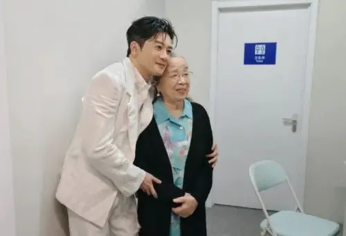 ▲李明啟（右）今年5月現身蘇有朋（左）演唱會力挺，兩人還在後台合影。（圖／蘇有朋微博）