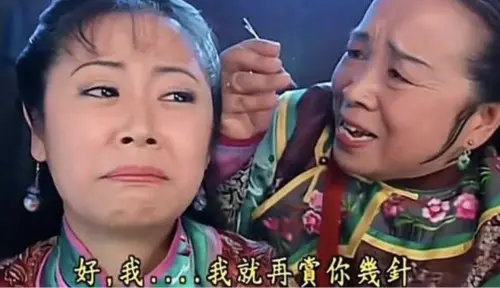 ▲容嬤嬤（右）扎針紫薇（左）的狠心橋段，至今仍令觀眾印象深刻。（圖／微博）