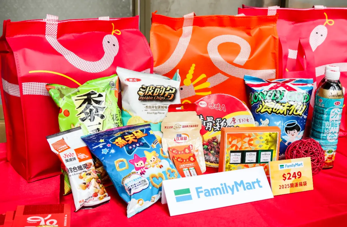 ▲全家福袋於今（26）日起陸續於各門市登場，共有27款組合，最基本「2025春節開運福袋」不織布材質款249元。（圖／記者朱永強攝）