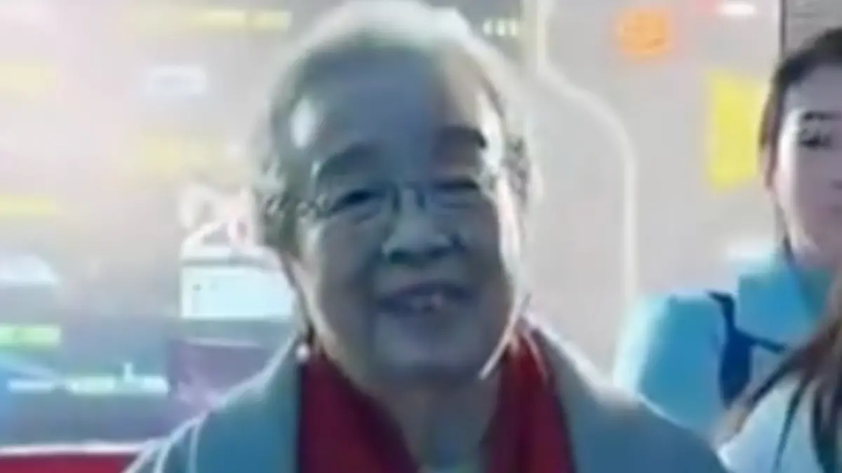 ▲李明啓以《還珠格格》「容嬤嬤」一角打開知名度，88歲的她近日出席活動，身體仍十分硬朗引發熱議。（圖／微博）