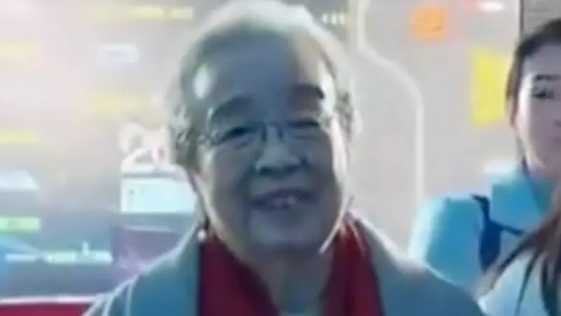 ▲李明啓以《還珠格格》「容嬤嬤」一角打開知名度，88歲的她近日出席活動，身體仍十分硬朗引發熱議。（圖／微博）