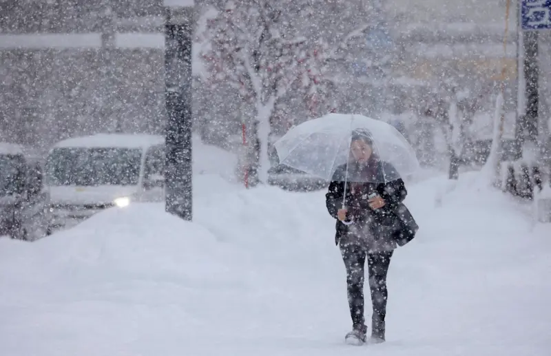 ▲日本迎來強烈冷氣團，受此影響，多處地區迎來降雪天氣。圖為北海道。（圖／美聯社／達志影像）