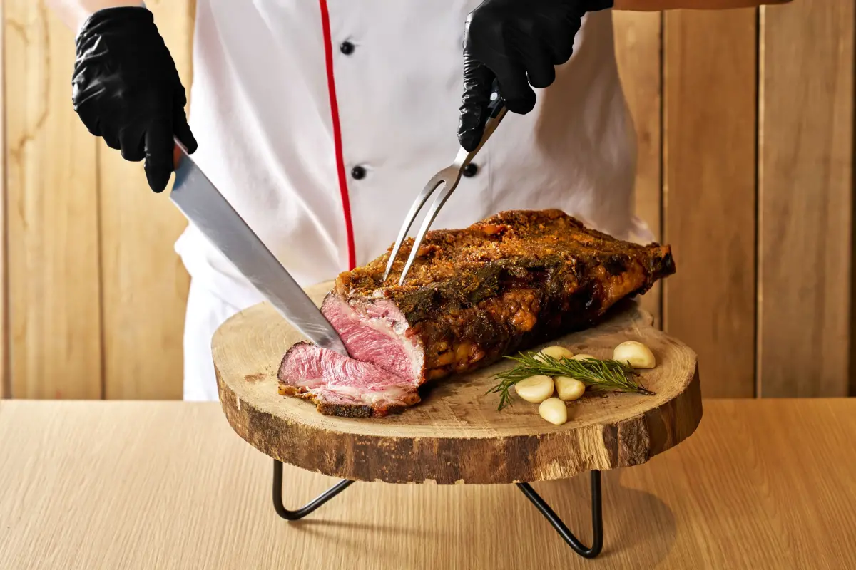 ▲台北六福萬怡酒店的The Lounge大廳酒吧推出爐烤牛套餐吃到飽，午餐每人899元，晚餐則每人1,099元，還可享精選葡萄酒喝到飽，目前確定將續賣到6月底。（圖／六福萬怡提供）