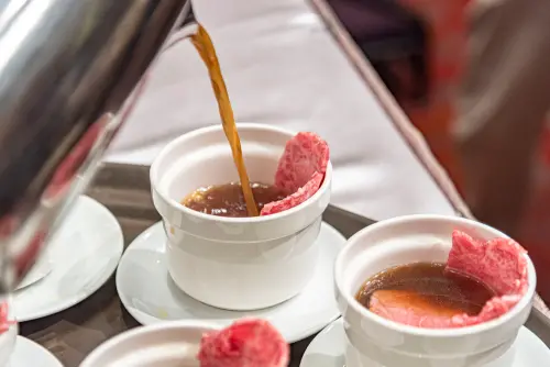 ▲大倉久和選用大分和牛肩肉，做出手沖的大分和牛牛生湯。（圖／大倉久和提供）