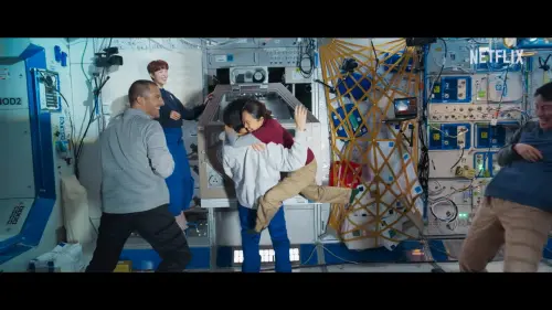 ▲李敏鎬、孔曉振因為解決一件大事,相擁而泣。(圖/Netflix) ▲李敏鎬、孔曉振因為解決一件大事,相擁而泣。(圖/Netflix)