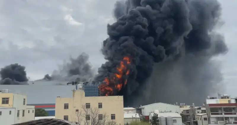 ▲台中市大肚區沙田路的全聯所屬「台灣善美的股份有限公司大肚生鮮處理廠」19日下午突然發生火警。（圖／翻攝畫面）
