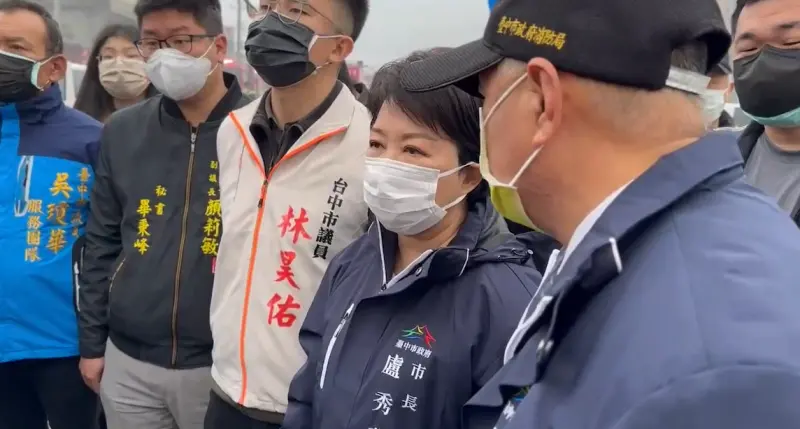 ▲全聯超市位於台中大肚區的倉儲發生嚴重火警，台中市長盧秀燕以及消防局長孫福佑皆到場瞭解情況。（圖／翻攝畫面）