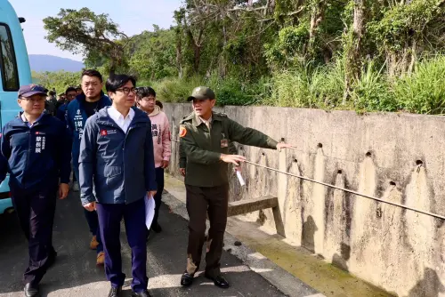 ▲高雄市長陳其邁關心今年凱米及山托兒颱風造成內惟地區及美術館週邊泥黃色淹水改善情形。（圖／高市府水利局提供）