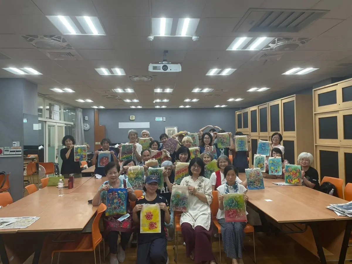 ▲全體學應用蠟染藝術於手提袋 兼具美感與實用性。(圖／新北市教育局提供)