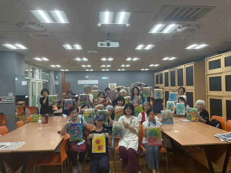 ▲全體學應用蠟染藝術於手提袋 兼具美感與實用性。(圖／新北市教育局提供)