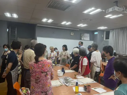 ▲鄭美慧講師認真解說蠟染的生活美學與藝術創作