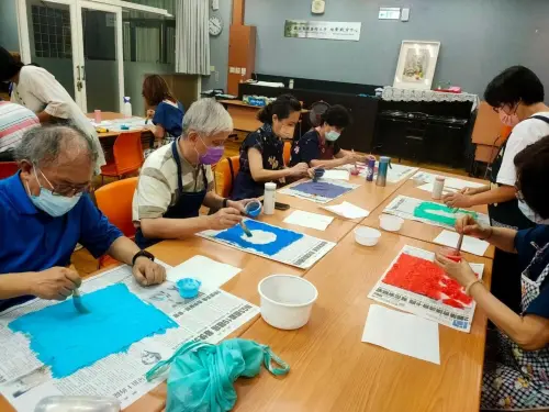 ▲學員認真手繪蠟染藝術創作