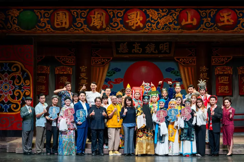 ▲2024 NTT遇見巨人—明華園總團 文學跨界作品《散戲》_明華園藝術總監陳勝福、製作人陳昭賢、編劇暨導演黃致凱、全體演員、臺中國家歌劇院副總監汪虹一起合影（圖／臺中國家歌劇院提供）