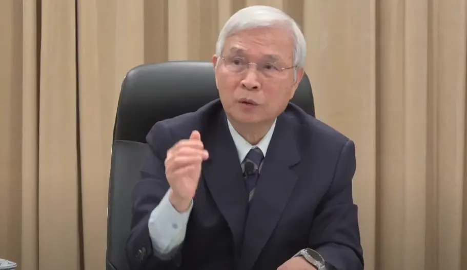 ▲對於央行打炒房被市場形容是「金龍海嘯」，央行總裁楊金龍今（19）日在理監事會後記者會上，首度透露心境「五味雜陳」，也向受影響的房仲與建築業從業人員致歉。（圖／擷取自央行直播）