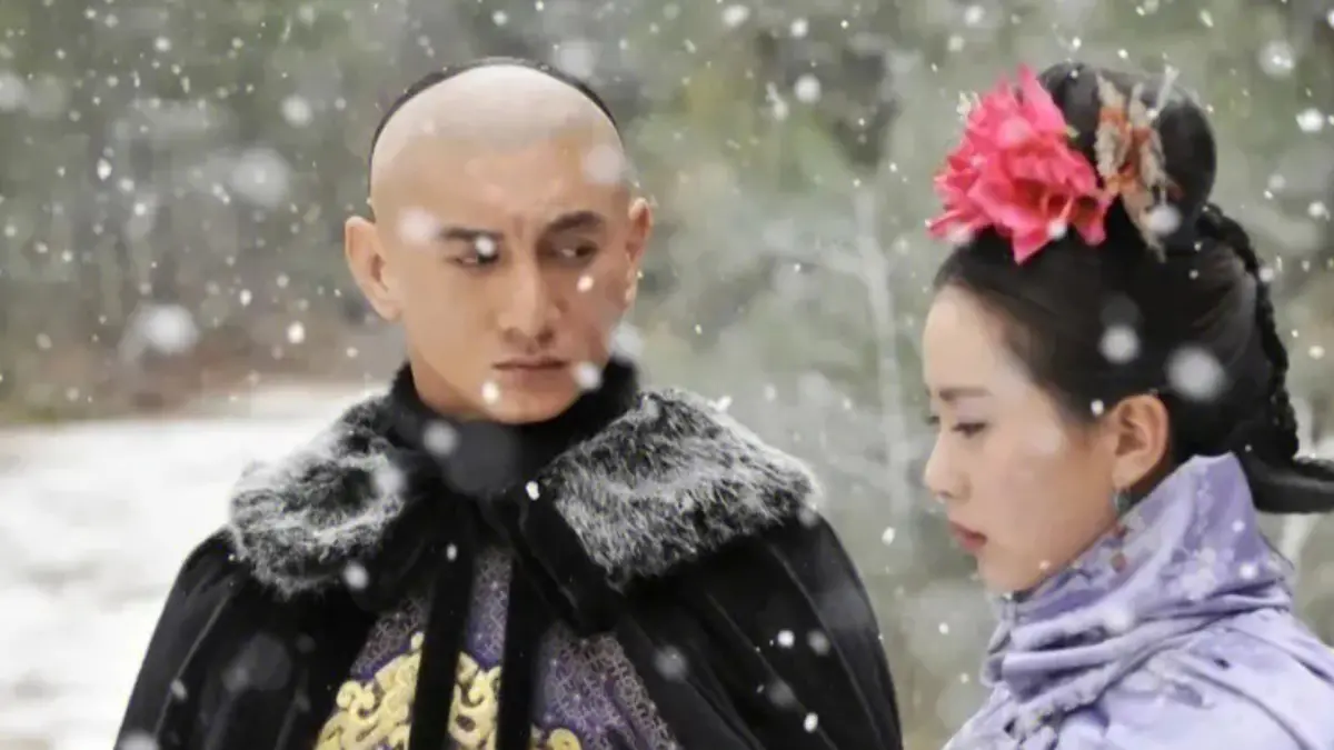 ▲吳奇隆（左）過去因出演《步步驚心》而認愛女主角劉詩詩（右），但兩人結婚9年卻屢傳婚變，如今吳奇隆的超狂情史也曝光，還曾與女神徐若瑄有過一段情。（圖／步步驚心 微博）