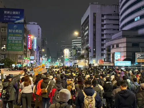 6千青鳥包圍國民黨？他用照片問ChatGPT曝真相：人數被灌水4到5倍
