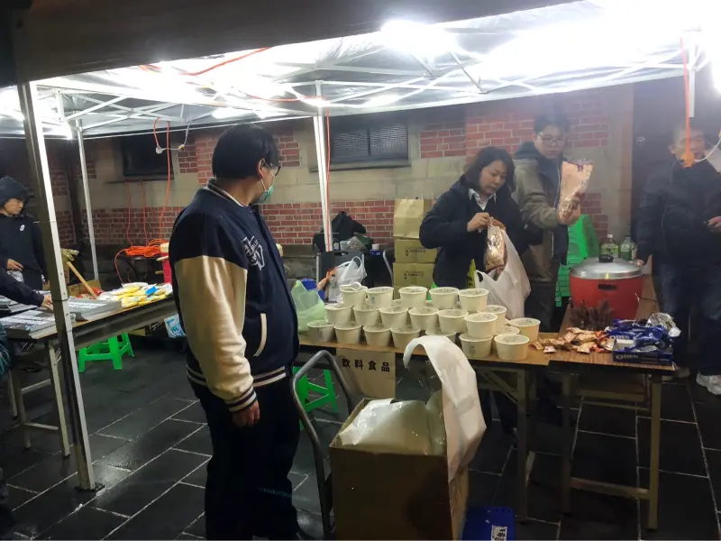 ▲民團號召青鳥走上街頭，於7時40分喊出已有8千人到場，低溫來襲現場也提供熱食。（圖／記者嚴俊強攝，2024.12.19）