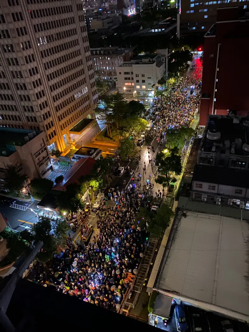 ▲民團號召冬季青鳥聚集立院外頭討伐傅崐萁,現場喊出破萬人參與。(圖/記者陳威叡攝,2024.12.19)