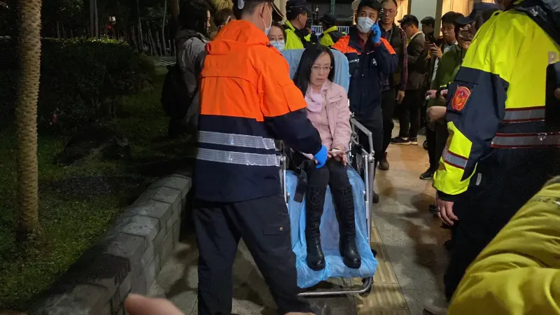 ▲民進黨立委陳瑩疑似在跟陳玉珍的衝突中受傷,送醫治療。(圖/記者陳威叡攝,2024.12.19)