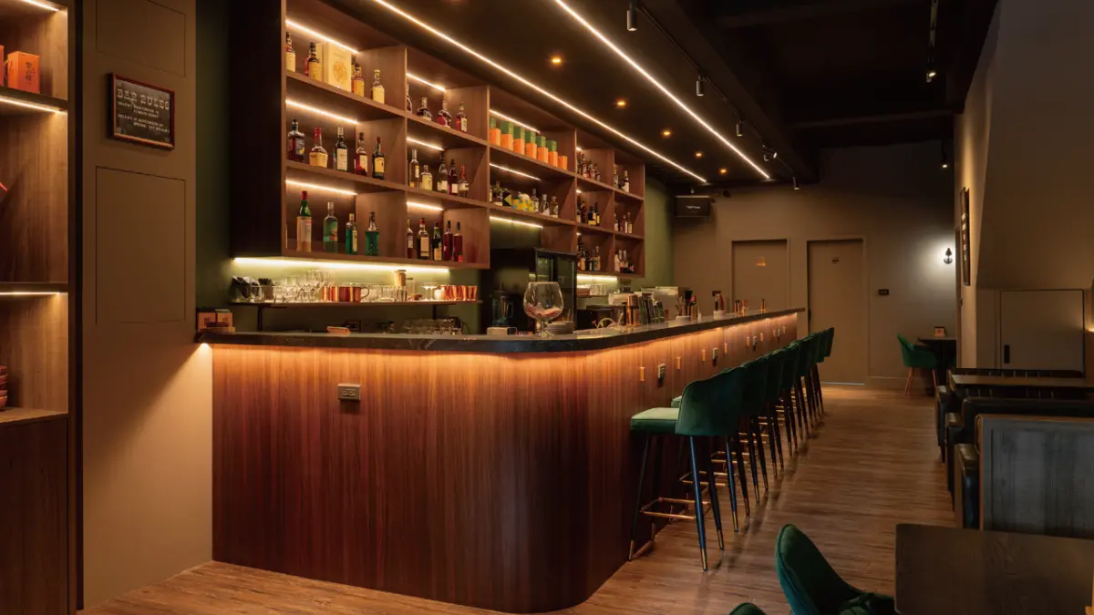 ▲Error 404酒吧是高雄首家全品項以茶為主題的調酒吧，獨特的英式裝潢與台式茶酒調酒，為顧客營造出一個別具一格的氛圍。（圖／Error 404酒吧提供）