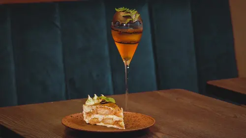 ▲Error 404與高雄知名甜點店倉熊手作甜點聯手推出了聖誕限定的酒搭甜點套餐。（圖／Error 404酒吧提供）