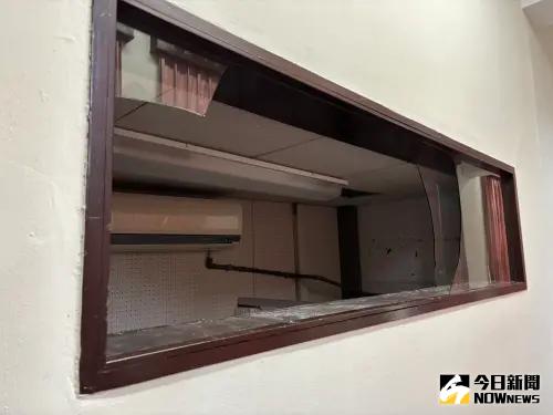 民進黨夜襲占領議場,議場二樓窗戶也遭打破。(圖/記者呂炯昌攝,2024.12.20) ▲民進黨夜襲占領議場,議場二樓窗戶也遭打破。(圖/記者呂炯昌攝,2024.12.20)