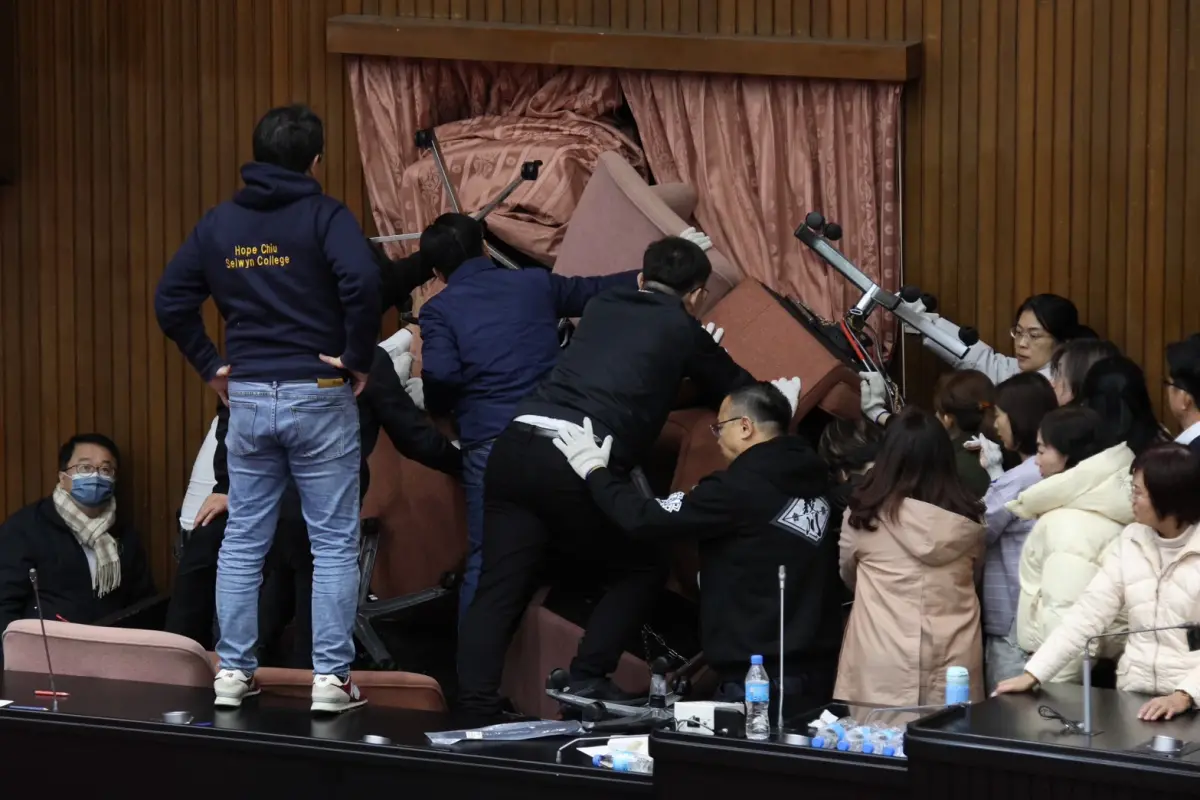 ▲藍委想要破門，綠委加強防守。（圖／朱永強攝，2024.12.20）