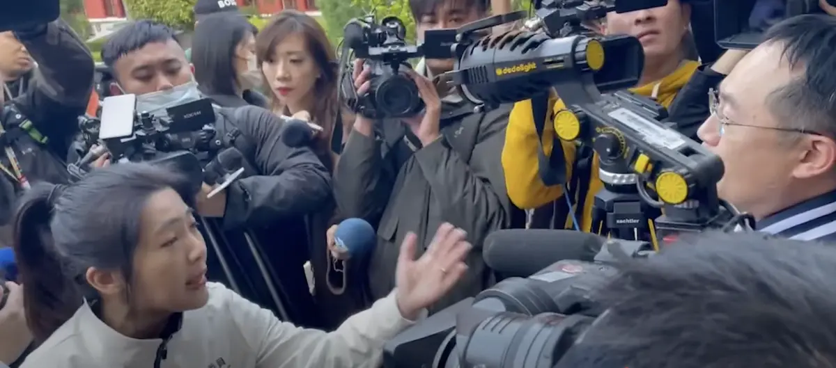 ▲國民黨立委徐巧芯還和民進黨立委李坤城發生口角爭執，李坤城痛批國民黨詐騙，徐巧芯則怒比中指，怒嗆垃圾黨。（圖／讀者提供）