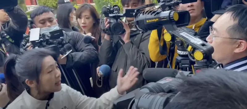 ▲國民黨立委徐巧芯還和民進黨立委李坤城發生口角爭執,李坤城痛批國民黨詐騙,徐巧芯則怒比中指,怒嗆垃圾黨。(圖/讀者提供)