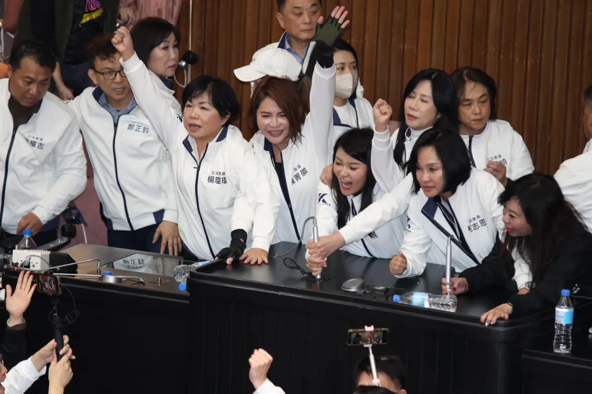 ▲綠委昨晚佔領議場，藍委今早反攻，成功成功搶回主席台，藍委現場歡呼。（圖／記者朱永強攝）