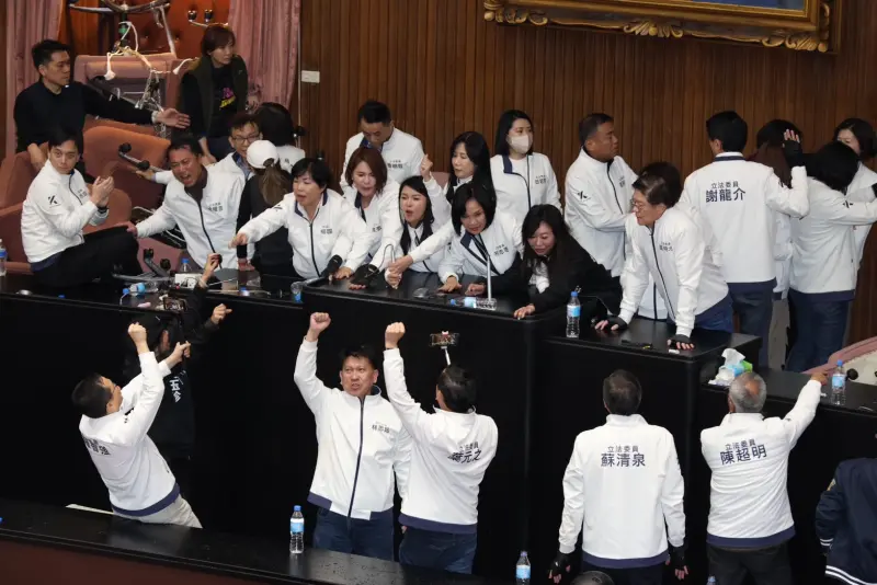 ▲綠委昨晚佔領議場，藍委今早反攻，成功成功搶回主席台，藍委現場歡呼。（圖／記者朱永強攝，2424.12.20）