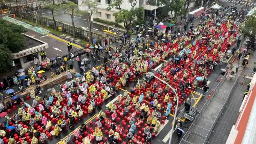 ▲▲立法院會預計處理選罷法等修正草案，青鳥上午集結場外抗議。（圖／記者李政龍攝，2024.12.20）