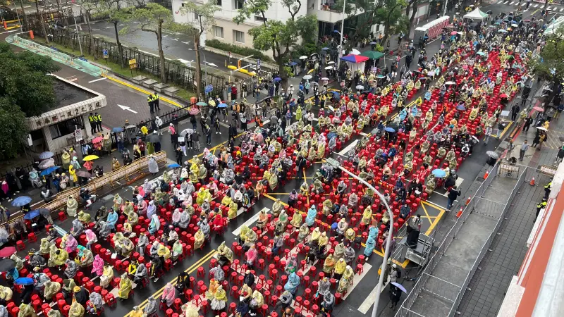 ▲立法院會預計處理選罷法等修正草案，青鳥20日上午集結場外抗議。（圖／記者李政龍攝，2024.12.20）