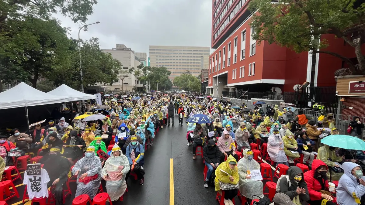 ▲民進黨對立院修3法強烈反彈，號召青鳥在立法院外抗議。（圖／資料照片）