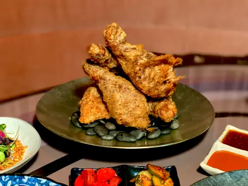 ▲罪惡美食「紅玉炸雞組合」580元起，顛覆炸雞印象，值得一嚐。（圖／記者蕭涵云攝）