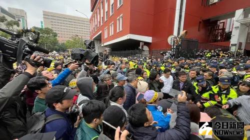 青鳥狂嗆中客「滾回中國」!警勸導影片曝 激進事蹟被起底
