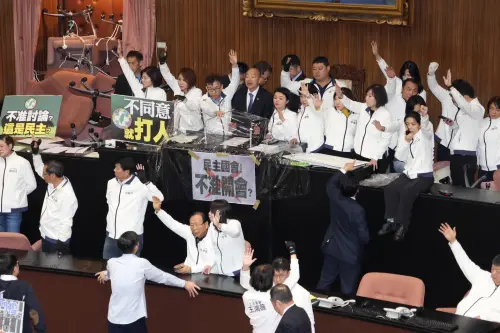 影/舉手表決又來了!韓國瑜宣布議場太紛亂不用表決器 綠委噓爆