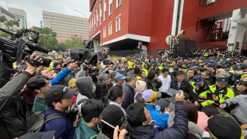 ▲拒馬被拆除，民眾欲闖立法院內。（圖／記者李政龍攝，2024.12.20）